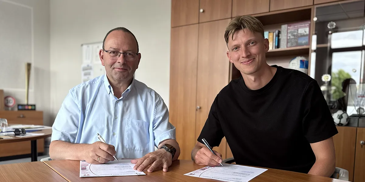Neuzugang Felix Müller mit Präsident Hubert Wolf